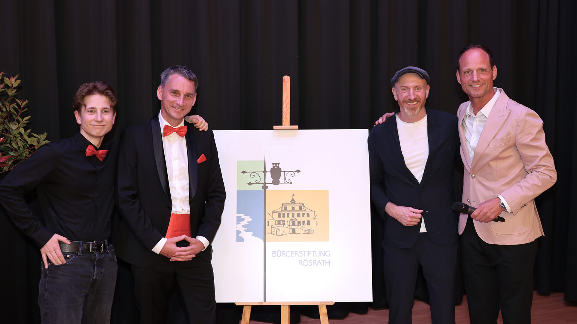 Künstler auf dem Fest zum Ehrenamtstag zusammen mit Stephan Braun und dem Logo der Bürgerstiftung Rösrath